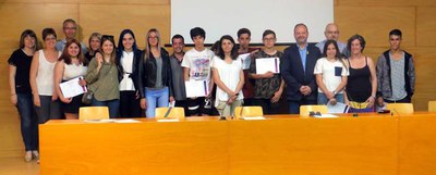 Alumnes, tutors i responsables d'Educació en finalitzar l'acte s'han fet una fotografia conjunta.