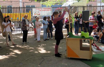 Els infants han gaudit d'un espectacle del Centre de Titelles al pati de la ludoteca.