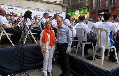 La tinent d'alcalde Montse Parra i el director de la Banda Municipal de Lleida, Amadeu Urrea, abans d'iniciar-se el concert.