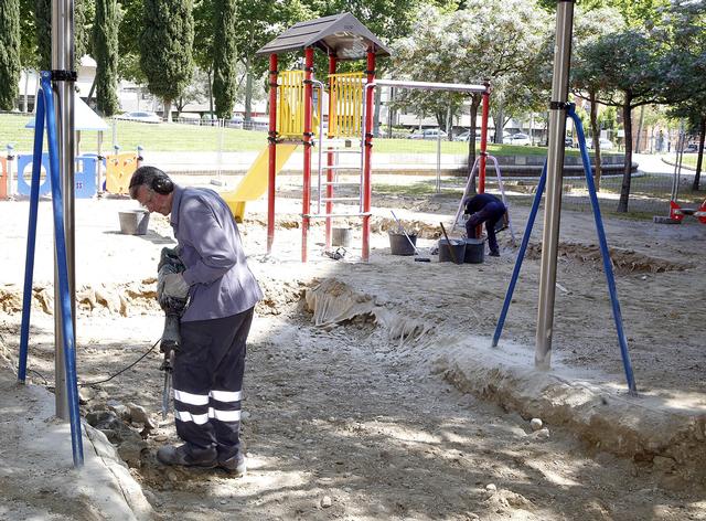 Les brigades municipals també realitzen periòdicament el manteniment del mobiliari