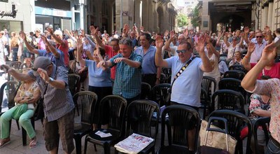 El públic ha seguit el ritme a les indicacions del director de la banda.