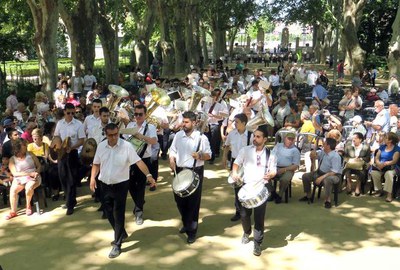 Les bandes han anat fent la seva entrada als Camps Elisis pel passadís central.