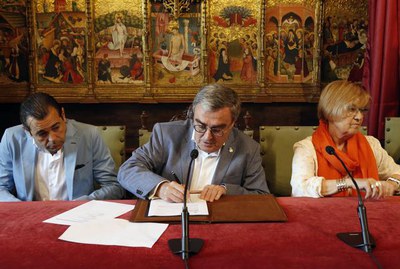 L'alcalde ha firmat el contracte en representació de l'Ajuntament i Alexandre Perpinyà ho ha fet com a representant de la UTE.