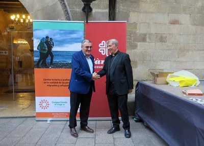 Photocall pel 1r Cercle de Silenci a Lleida. El paer en cap, Àngel Ros, i el bisbe, Salvador Giménez, hi han participat.