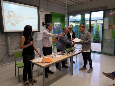 Durant l'acte s'han entregat diplomes als alumnes que acaben els seus estudis.