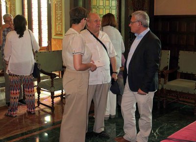 El tinent d'alcalde Joan Gómez i la regidora Ángeles Ribes amb el president del Secà, abans d'iniciar-se l'escrutini.