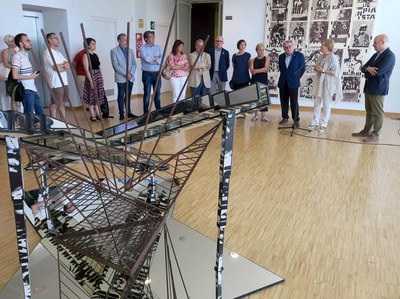 Any Guinovart a la Llotja amb la instal·lació "Variacions", que l'autor agramuntí va dedicar al compositor Carles Santos.