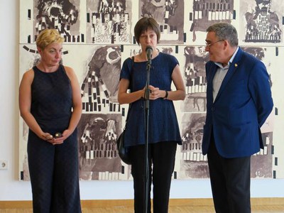 L'alcalde Ros, amb la regidora de Cultura d'Agramunt, Dolors Ricart, i la filla de l'artista, Maria Guinovart, a la Llotja.