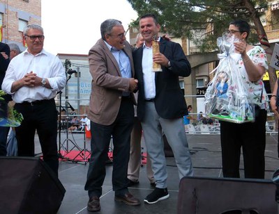El paer en cap felicitant el pregoner Sergio González.