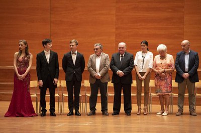 Moment de l'entrega de guardons, amb els tres finalistes del concurs internacional de piano Ricard Vinyes.