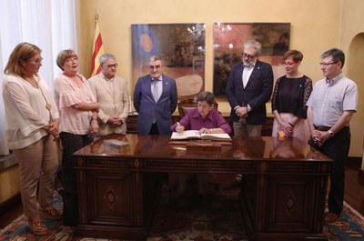 Cunillera ha signat al llibre d'honor de la Paeria.