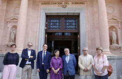 El nou subdelegat amb l'alcalde Ros, la delegada Cunillera i alguns dels regidors de la Paeria a l'entrada de la Subdelegació.