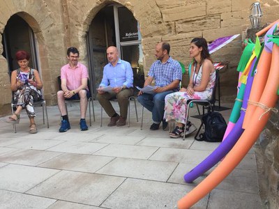 el tinent d’alcalde i regidor de Promoció de la Ciutat, Rafel Peris, acompanyat dels representants de les empreses que col·laboren en aquesta iniciat….