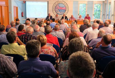 La sala d'actes de la Comunitat de Regants de Pinyana s'ha omplert amb motiu de l'assemblea general.