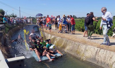 El regidor de l'Horta, Fèlix Larrosa, ha saludat els participants amb el perill de rebre una remullada.
