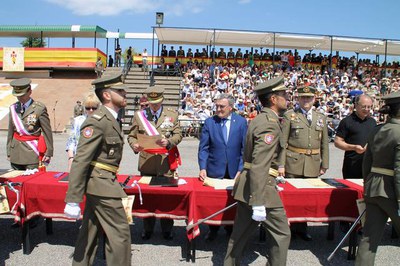 El paer en cap, Àngel Ros, ha participat en el lliurament de despatxos als nous sergents de l' Acadèmia Bàsica de Suboficials de Talarn..