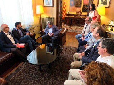 El titular del Departament de Treball ha tingut una trobada amb l'alcalde i els regidors durant la visita institucional a la Paeria.