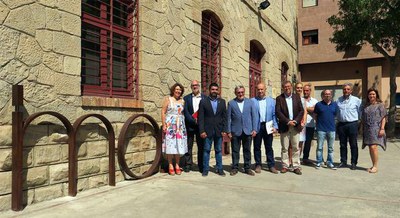 Fotografia davant l'Institut Municipal d'Ocupació.