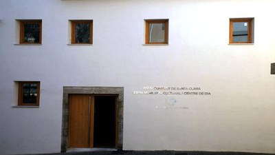 Façana de l'edifici on a partir del dilluns obrirà portes el Centre de Dia Santa Clara.