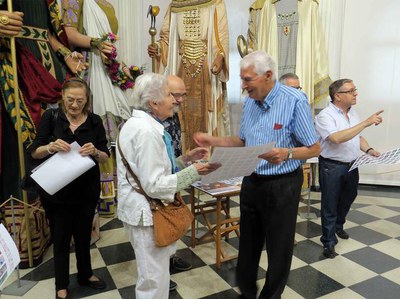 El president dels pessebristes, Fernando León, lliura una auca a l'escriptora Rosa Fabregat, darrera pregonera de Nadal.