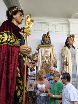 Els regidors, col·locant els fanalets als gegants.