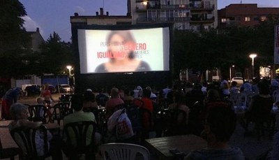 La projecció s'ha fet a la plaça Jardins de les Magnòlies de Balàfia.