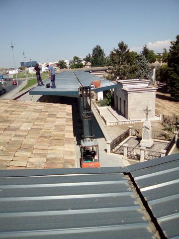 La nova teulada de Sant Anastasi en plena construcció