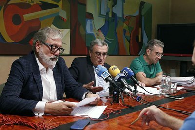 El paer en cap de Lleida amb el tinent d'alcalde Fèlix Larrosa (esquerra) i el coordinador d'Urbanisme de la Paeria, Joan Blanch..