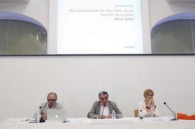 L'alcalde, Àngel Ros, acompanyat de la tinent d'alcalde Montse Parra i el director de l'ICC Consultors Culturals, Xavier Fina, ha presentat el Pla Es….