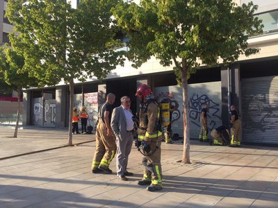 El paer en cap amb membres del cos de bombers..