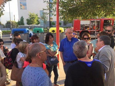 Veïns i veïnes de l'immoble afectat, amb l'alcalde de Lleida..