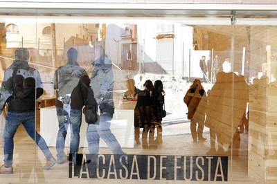 La Casa de la Fusta té una superfície construïda de l'actuació és de 314 m² amb una superfície útil de 250 m² que es distribueixen amb un espai únic ….