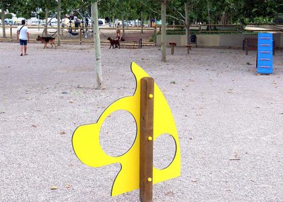 El parc incorpora cinc jocs d’agility per l’exercici físic dels animals.