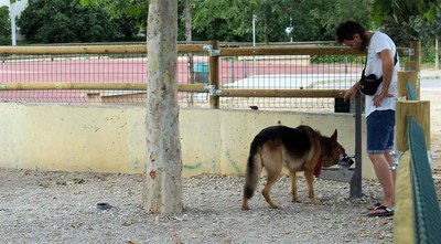 El recinte disposa d’abeurador per a gossos, bancs, papereres i font pública.
