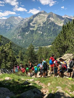 47 joves han participat aquest dilluns en l'excursió a la Vall del Besiberri.
