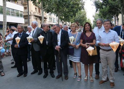 El paer en cap, Àngel Ros, amb el bisbe de Lleida, Salvador Giménez, i diversos regidors, a la Romeria dels Fanalets de Sant Jaume.