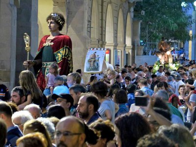 Els carrers de Lleida s'han il·luminat amb la Romeria dels Fanalets de Sant Jaume.