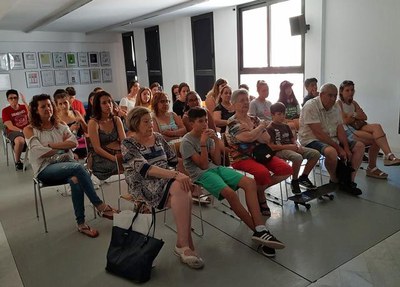 Visionat del curt del taller de cinema de Joventut, dels joves participants i les seves famílies.