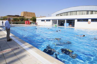 L'alcalde accidental Rafael Peris ha visitat els participants d'Esportmania que avui feien busseig a les piscines municipals de Pardinyes.