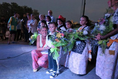 La tinent d'alcalde Montse Mínguez, en la imposició de bandes a pubilles i hereus.