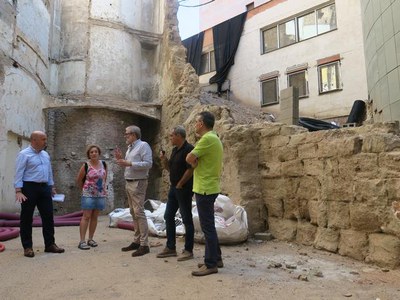 L’actuació ha deixat al descobert diverses restes arqueològiques com un mur i un arc que podrien pertànyer a un habitatge de l’època medieval.