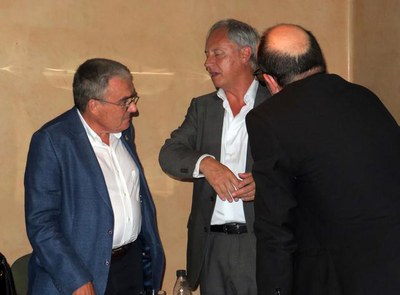 L'alcalde Ros amb els responsables de Banca d'Institucions de CaixaBank a Catalunya i Lleida, Joaquim Macià i Gèremi Camí.