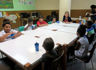 L’alcaldessa en funcions, Montse Mínguez, ha visitat el Servei d’intervenció socioeducativa municipal Companyia i ha compartit una estona amb els nen….