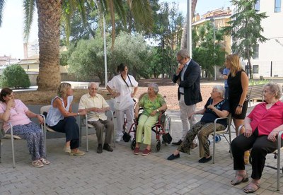L'alcaldessa en funcions, Montse Mínguez, i el tinent d'alcalde Fèlix Larrosa, han visitat avui els usuaris del Centre de Dia Santa Clara.