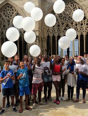 Els nois i noies del Centre Obert han enlairat setze globus en memòria de les víctimes.