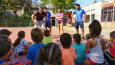 Llançadors del Lleida UA a les estades de la Bordeta, amb l'activitat "Avui ens visita" d'Esportmania de la Paeria.