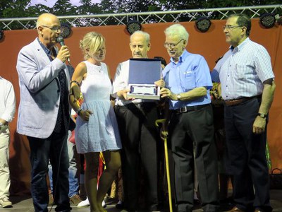 L'alcaldessa en funcions ha lliurat a Casimir Jover per ser un dels socis més veterans de l'Associació de Balàfia.