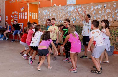 Els nens i nenes d'Estiu de Joc han fet una representació musical de 'Thriller'.