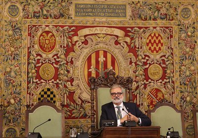 El nou alcalde assegut en la cadira del paer en cap al Saló de Sessions.