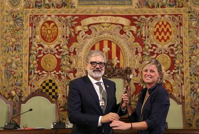 El nou paer en cap ha rebut la vara d'alcalde de les mans de la fins ara alcaldessa en funcions, Montse Mínguez.